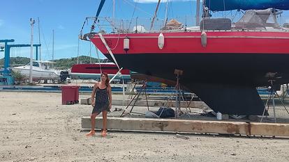 Originaire de Sète, Lou Le Sommer est empêchée de prendre la mer depuis plus de cinq mois à cause d’une barrière installée dans la marina de Carriacou.