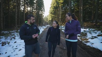 Caroline (au centre) reçoit les conseils d’un coach et de Marine Lorphelin pour avoir moins mal au dos.