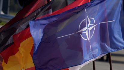 Les drapeaux de l’OTAN, du Canada, d’Espagne, d’Allemagne et de Lettonie flottent lors d’une visite médiatique de l’OTAN à la base aérienne militaire de Lielvarde, en Lettonie, le 1er octobre 2026.