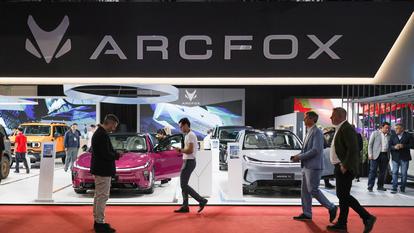 Les véhicules Arcfox sont exposés lors du premier salon automobile chinois en Argentine.