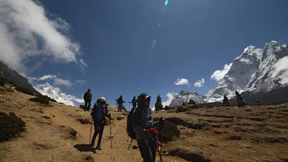 Le 19 avril 2018, des randonneurs empruntent un sentier très fréquenté dans la région de l’Everest, à environ 140 km au nord-est de Katmandou.