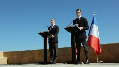 Santiago Abascal, président du Vox (à gauche), et Jordan Bardella, président du RN (à droite), à Ceuta le 12 octobre 2026.