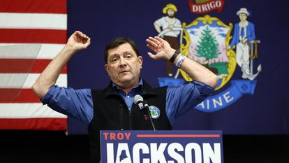Troy Jackson, candidat démocrate au Sénat américain, prend la parole lors d’un meeting électoral à Biddeford, dans le Maine, le 11 octobre 2026.