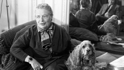 L’écrivain Marguerite Yourcenar chez elle pour l’émission «Bibliothèque de poche».