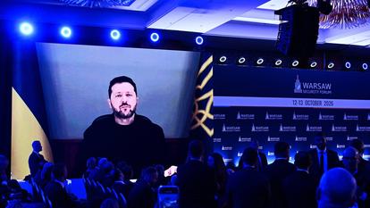 Le président ukrainien Volodymyr Zelensky (à l’écran) s’exprime lors de l’ouverture du Forum de sécurité de Varsovie (Pologne), le 12 octobre 2026.