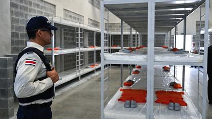 Photo d’un policier montant la garde au Centre de haute sécurité pour la lutte contre le crime organisé (CACCO) lors de son inauguration à Alajuela, au Costa Rica, le 14 octobre 2026.