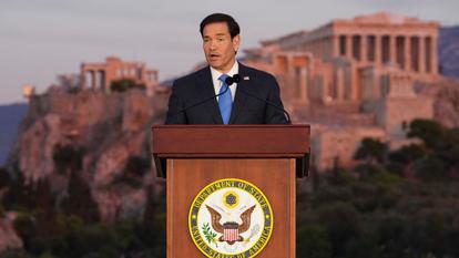 Marco Rubio prend la parole devant l’Acropole d’Athènes.