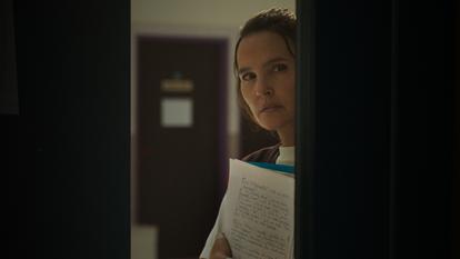 Virginie Ledoyen joue le rôle d’une prof qui découvre que son fils est un harceleur.