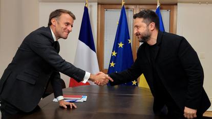 Le président ukrainien Volodymyr Zelenskiy serre la main du président français Emmanuel Macron avant leur réunion bilatérale, en marge d’un sommet de l’UE à Bruxelles le 15 octobre 2026.