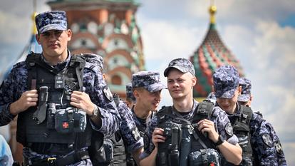 Des membres de la Garde nationale russe (Rosgvardiya) patrouillent la place Rouge devant la cathédrale Saint-Basile, dans le centre de Moscou, le 26 juin 2026. (Photo d’illustration)