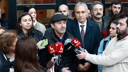 Le présentateur de Halk TV Serhan Asker rend compte de la fermeture de l’antenne par le pouvoir, devant les bureaux de cette télévision à Ankara, le 14 octobre.