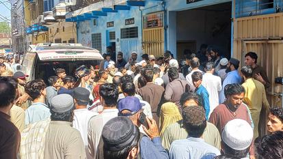 Des résidents et des secouristes se rassemblent près d’une ambulance après l’effondrement du toit d’une école à Peshawar, Pakistan, le 15 octobre 2026.