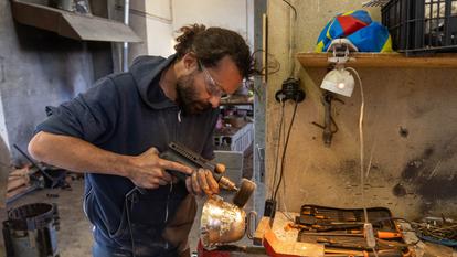 Nicolas Schweiger, jeune jurassien de Suisse, s'est installé dans les haras d'Aurillac pour créer une fonderie.