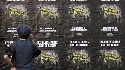 Des affiches indiquant le retour des gilets jaunes, à Paris, le 14 octobre 2026.