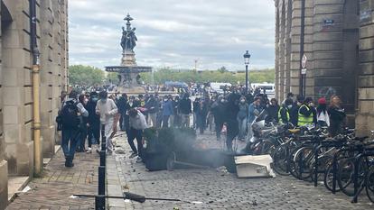 Une demi-heure après le début de la manifestation, des renforts de forces de l’ordre sont arrivés et tentent de disperser une partie des manifestants, à Bordeaux, le 17 octobre 2026.