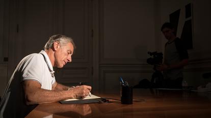 L’académicien a été agressé après un différend lié à des nuisances sonores.