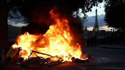 Une barricade en feu le long du jardin des Tuileries après la journée de manifestations contre le coût de la vie et l’augmentation des prix des carburants, marquée par des faits de violences, à Paris, le 17 octobre 2026.