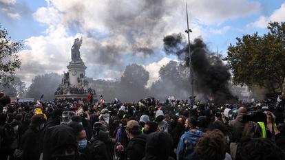 Des manifestants réunis sur la place de la République, à Paris, le samedi 17 octobre 2026.