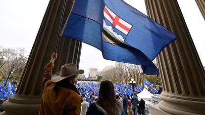Des manifestants appellent à l’indépendance de la province canadienne Alberta lors d’une manifestation le 17 octobre 2026, alors qu’un référendum à ce sujet prendra fin le lundi suivant.