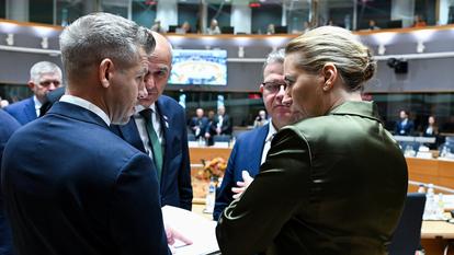 Le premier ministre hongrois, Péter Magyar, et la première ministre danoise, Mette Frederiksen, au Conseil européen, à Bruxelles, vendredi 16 octobre 2026.