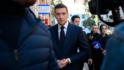 Jordan Bardella devant un commissariat, à Paris, le 18 octobre 2026.