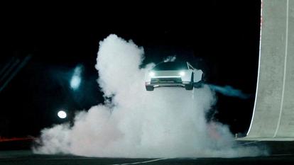 Prototype du nouveau Tesla Roadster capable de se projeter dans les airs. Texas, 15 octobre 2026