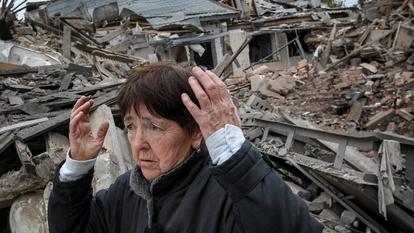 Une femme se tient sur le site de la maison privée de ses beaux-parents détruite lors d’une frappe aérienne russe, au milieu de l’attaque de la Russie contre l’Ukraine, à la périphérie de Dnipro, Ukraine le 19 octobre 2026.