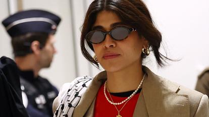 L’eurodéputée Rima Hassan à son arrivée à son procès pour apologie du terrorisme, à Paris, le 19 octobre 2026.