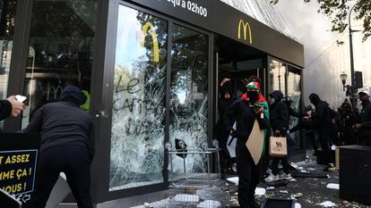 Des manifestants vandalisant un restaurant McDonald’s lors de la manifestation contre la vie chère, le 17 octobre dernier.