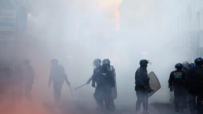 La police anti-émeute opère pendant des troubles civils le 18 octobre 2026.