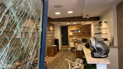 La boutique «Le binoclard», dans le 3e arrondissement de Paris, saccagée la veille par une vingtaine d’individus.