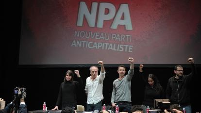 Philippe Poutou et Olivier Besancenot, membre du Nouveau parti anticapitaliste, lors de la campagne présidentielle de 2012, à Paris.