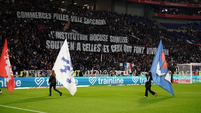 Les banderoles déployées au Groupama Stadium ce dimanche.