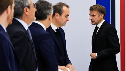 Sébastien Lecornu et Emmanuel Macron, lors de la cellule interministérielle de crise, dimanche 18 octobre 2026, à l’Élysée.