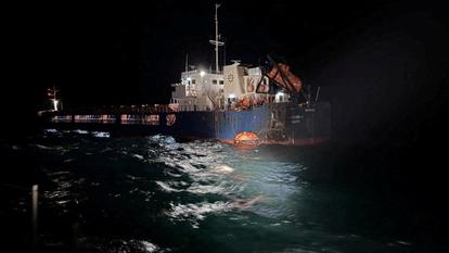 Un navire frappé par un drone dans la mer Noire, le 13 octobre 2026.