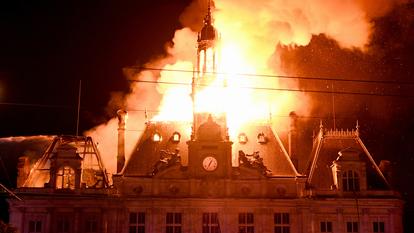 Lors du saccage du centre-ville de Limoges samedi après-midi, des individus sont parvenus à pénétrer dans l’hôtel de ville et à y mettre le feu. L’incendie s’est ensuite rapidement propagé dans les combles.