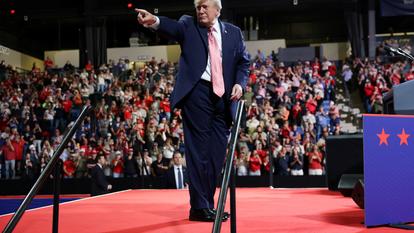 Donald Trump a évoqué «les clochers en feu» en France lors de son meeting au Kansas.
