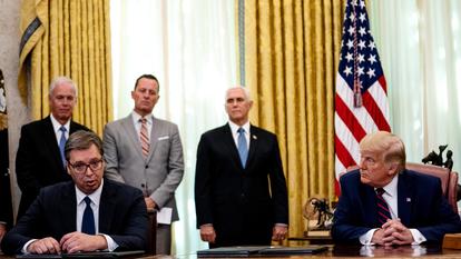 Le président serbe Aleksandar Vučić prend la parole tandis que le président américain Donald Trump l’écoute lors d’une cérémonie de signature et d’une réunion dans le Bureau ovale de la Maison-Blanche, le 4 septembre 2020 à Washington, DC. (Image d’illustration)
