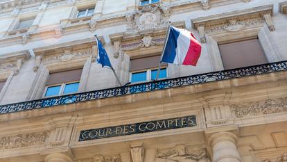 La Cour des comptes est présidée depuis février 2026 par Amélie de Montchalin, ex-ministre des Comptes publics de Sébastien Lecornu.