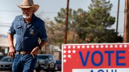 Un homme passe devant un panneau de vote lors du vote anticipé en personne pour les élections de mi-mandat à El Paso, Texas, États-Unis, le 19 octobre 2026.