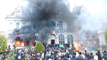 La mairie de Limoges prend feu lors d’une manifestation, le 17 octobre 2026.