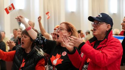 Les partisans du groupe Forever Canadian, qui souhaitent que l’Alberta reste au Canada, à Edmonton, Alberta, Canada, le 19 octobre 2026.