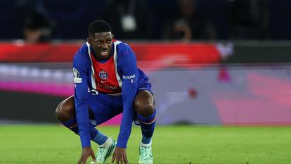 Ousmane Dembélé fait la grimaçe, le PSG va devoir faire sans son attaquant dès la 20e minute de jeu.