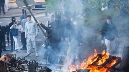 De jeunes manifestants devant un début d’incendie à Marseille, le 9 octobre dernier.