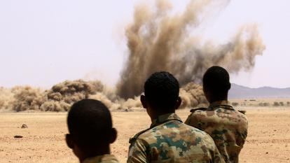 Des membres de l’armée soudanaise assistent à la destruction d’armes confisquées à des citoyens soudanais à la base de Hajar al-Asal, dans l’État du Nil. (Image d’illustration)