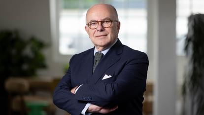 L’ancien premier ministre Bernard Cazeneuve au siège du Figaro, à Paris, le 21 octobre 2026.