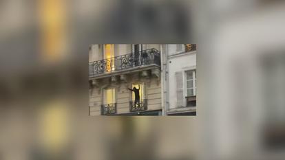 Un pilleur s’introduit dans un appartement à Paris, dans le 10e arrondissement, samedi 17 octobre.