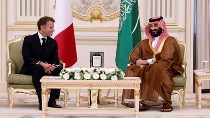 Emmanuel Macron et Mohamed ben Salman, mercredi à Riyad, en Arabie Saoudite