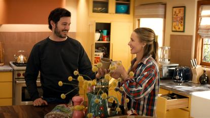 Noah le rabbin (Adam Brody) et Joanne la podcasteuse des relations amoureuses foireuses (Kristen Bell) ont emménagé ensemble.