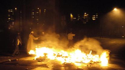 Affrontements entre la police et des jeunes en colère, le 31 octobre 2005, à Clichy-sous-Bois, en banlieue nord de Paris.
